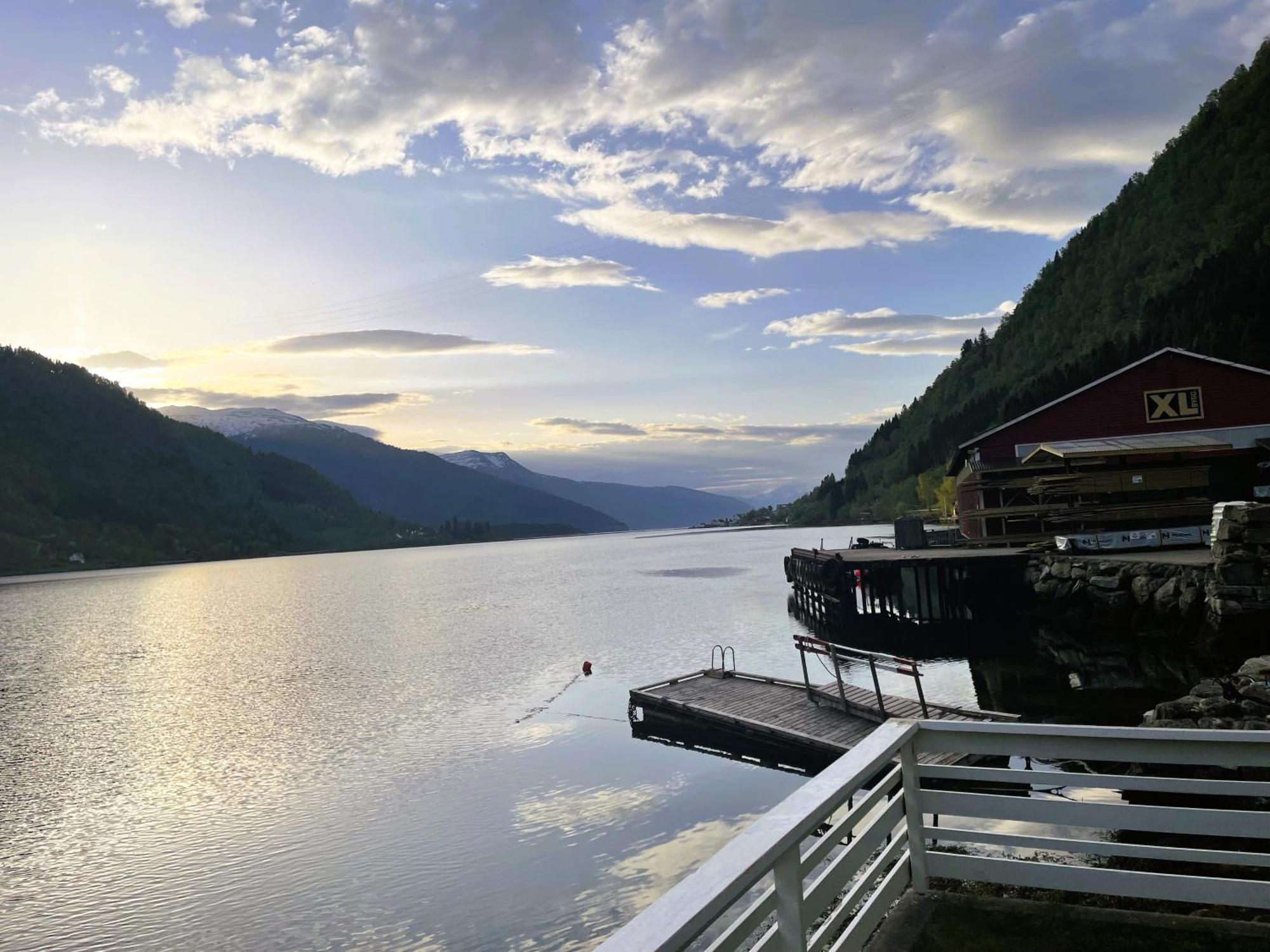 Der Fjordtraum In Balestrand Direkt Am Wasser Buitenkant foto